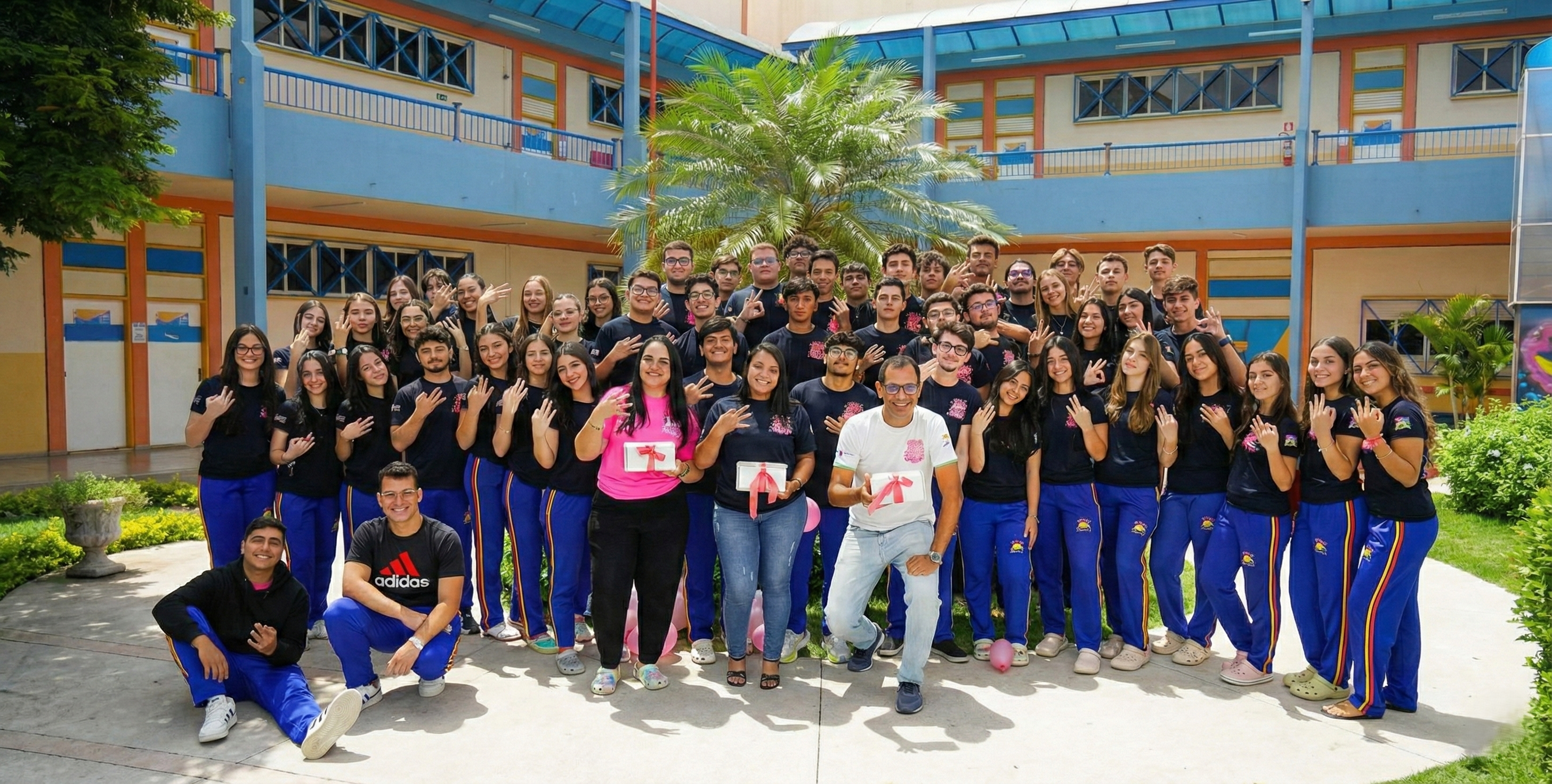 Alunos do ensino médio em sala de aula comemorando aprovação