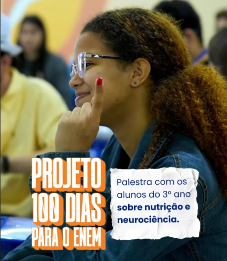 Alunos aprovados no ENEM comemorando resultado na Escola Alternativa