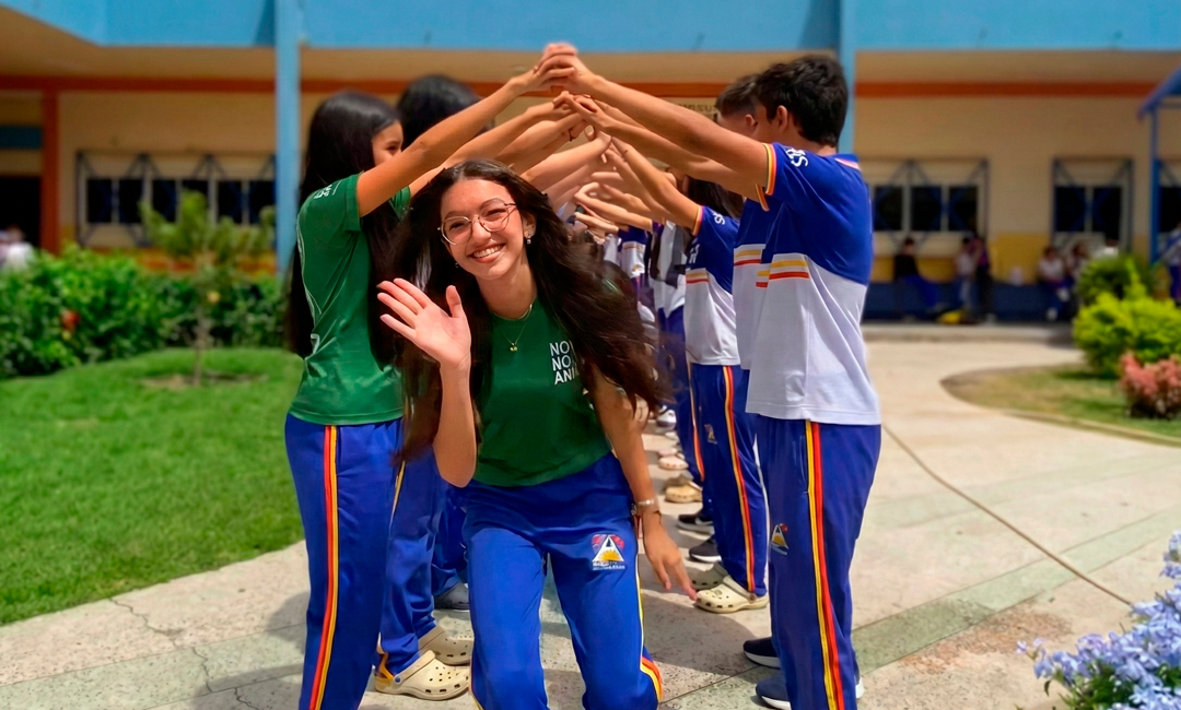 Estudantes do fundamental participando de uma feira de ciências
