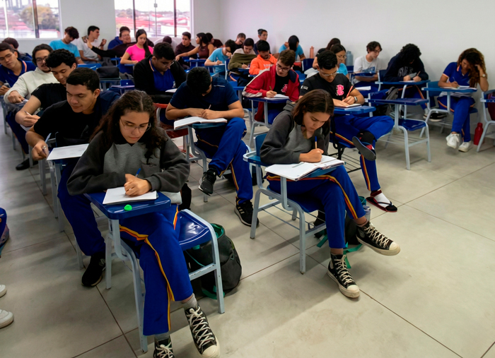 Alunos do ensino fundamental em aula de robótica