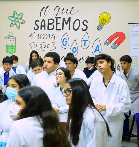 Aula de ciências no laboratório da Escola Alternativa