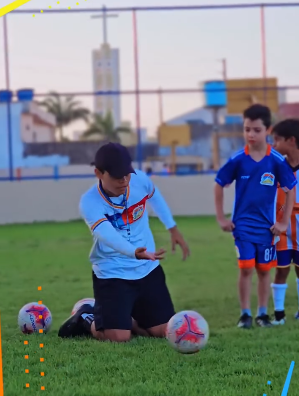 Alunas da Escola Alternativa com medalhas de competição esportiva