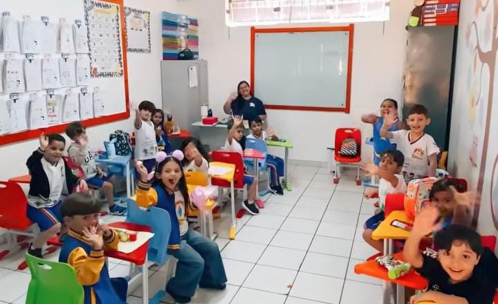 Aluna da educação infantil brincando com blocos de montar